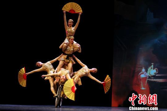 图为杂技舞台剧《天地宝藏》车技表演。　张海雯 摄