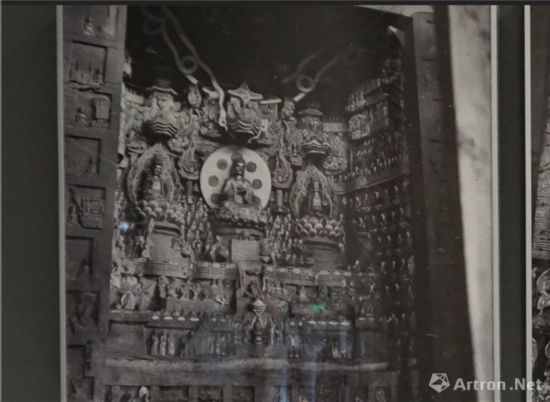 1940年营造学社摄北山石刻观无量寿佛经变相 梁先生特别提到这龛，大概因这龛造像内容与建筑上关联最多。