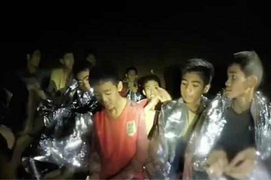 图为泰国足球队少年在洞中的画面。（图片来源：路透社）